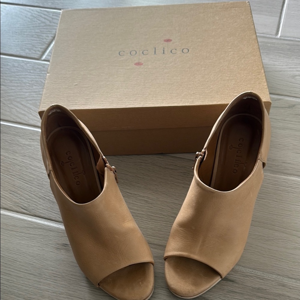 Coclico Beige Leather Footwear